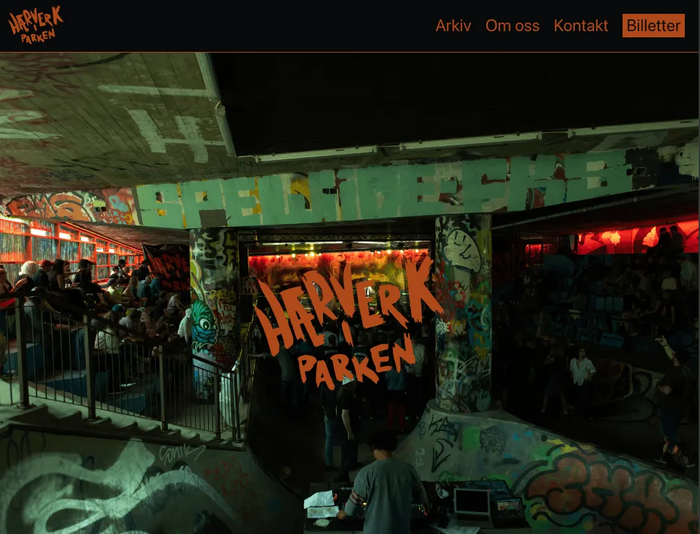 Hærverk i Parken website with an orange logo over a graffiti-covered concrete venue and a DJ
